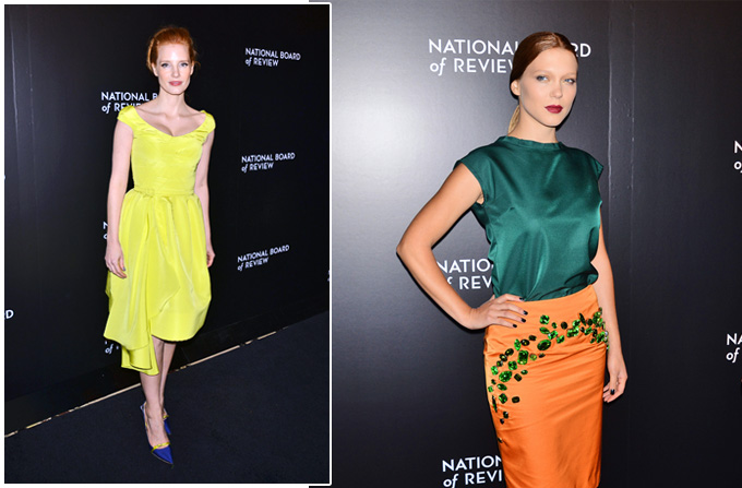 - Mix de culori pe covorul rosu de la National Board Of Review 2014