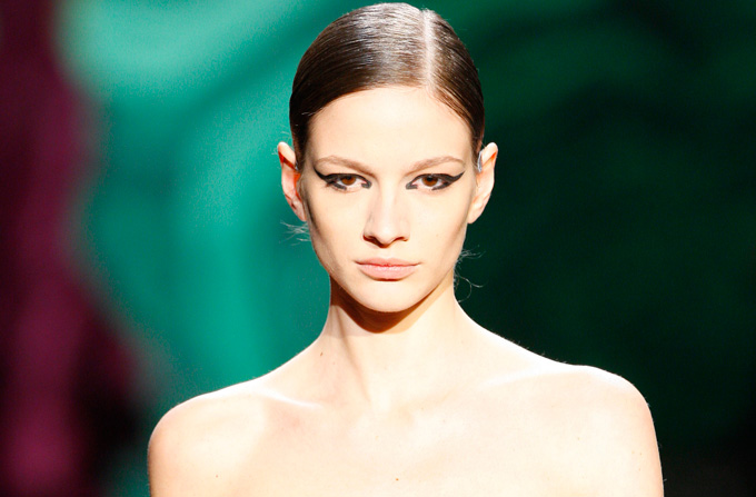 eyeliner main 01 - Eyelinerul: cum sa-l aplici corect si usor