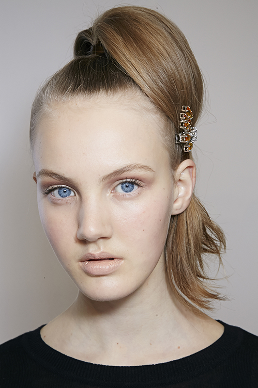 Prada inspiratie - Ponytail with a twist