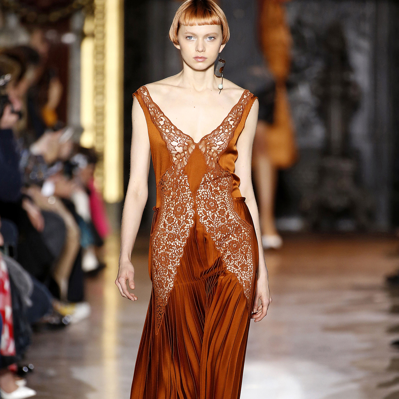 inspiratie catifeaua rochia plisata rochia furou - Catifea, pliseuri, detalii de lenjerie intima...