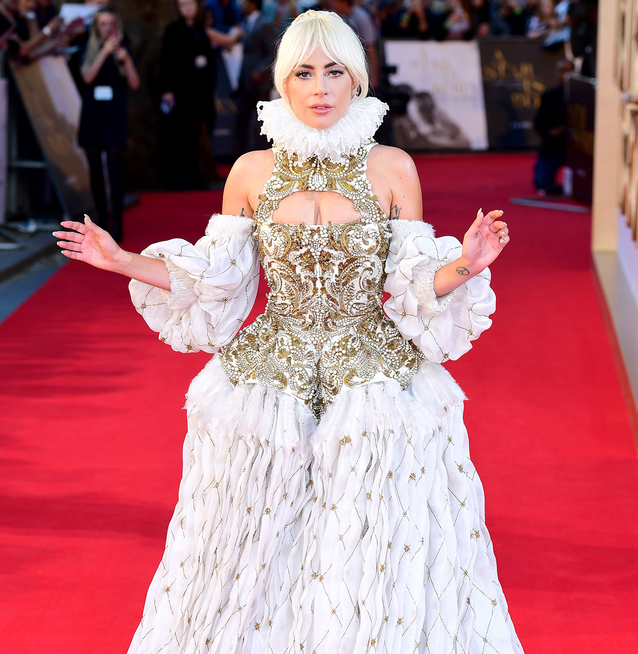 Pur si simplu WOW. Lady Gaga, intr-o creatie Alexander McQueen.