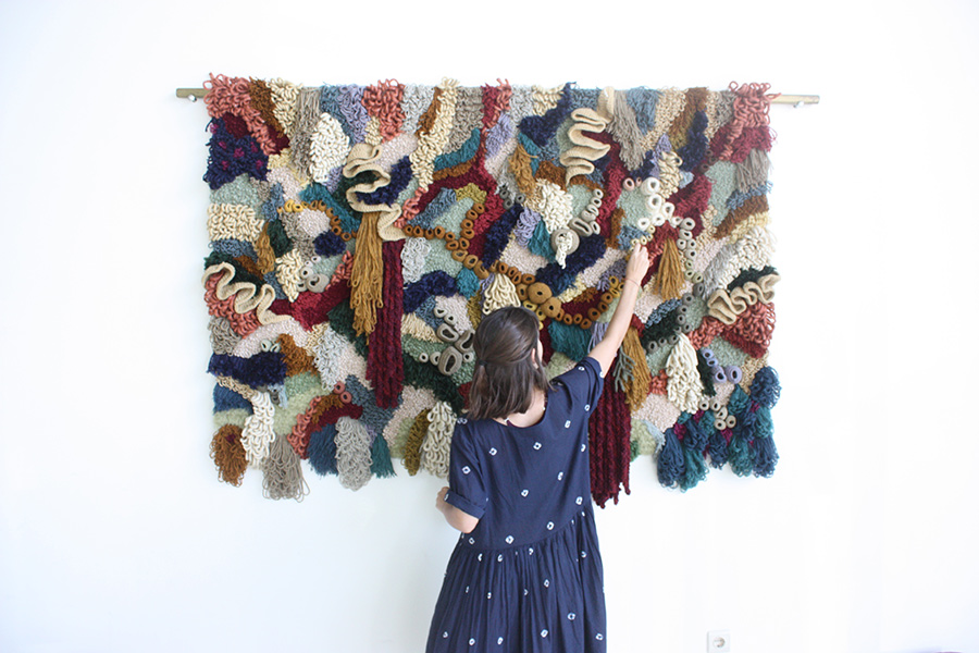 Vanessa Barragao recreeaza, din materiale textile