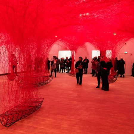 Firul rosu al artei semnate de Chiharu Shiota