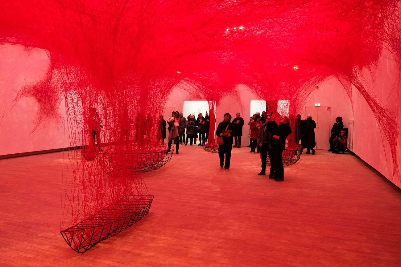 Firul rosu al artei semnate de Chiharu Shiota