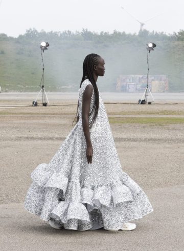 ANDR6286 scaled e1766085206457 - Cecilie Bahnsen, 10 ani de poezie vestimentara