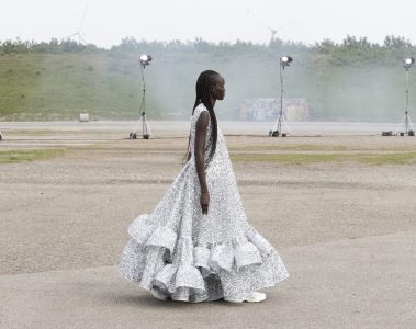 ANDR6286 scaled e1766085206457 - Cecilie Bahnsen, 10 ani de poezie vestimentara