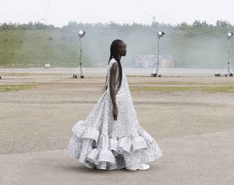 ANDR6286 scaled e1766085206457 - Cecilie Bahnsen, 10 ani de poezie vestimentara