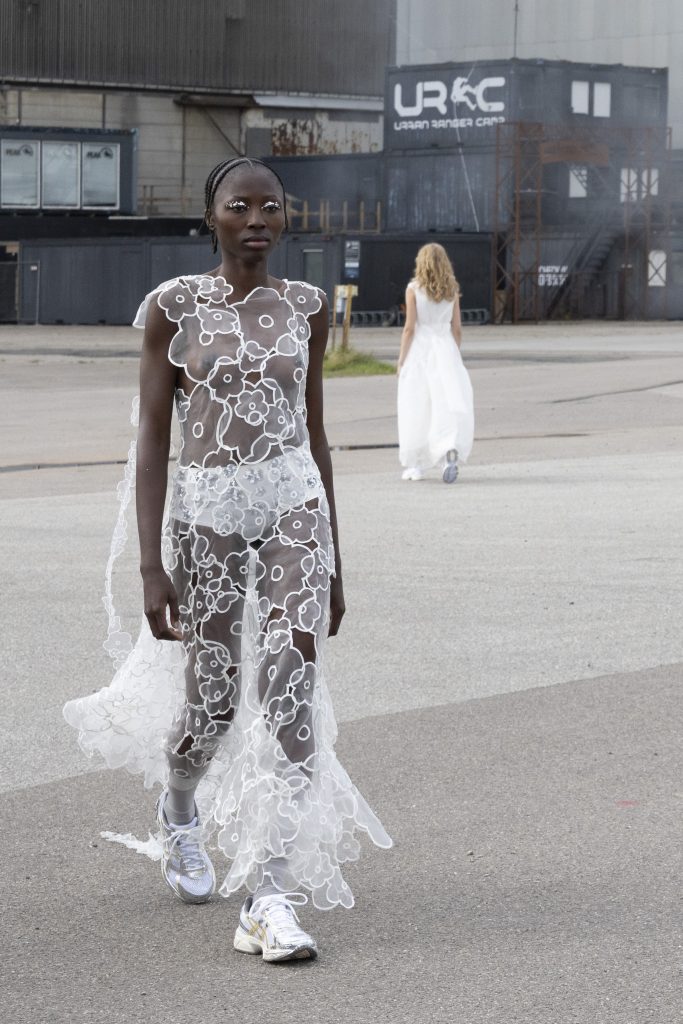 ANDR6341 - Cecilie Bahnsen, 10 ani de poezie vestimentara