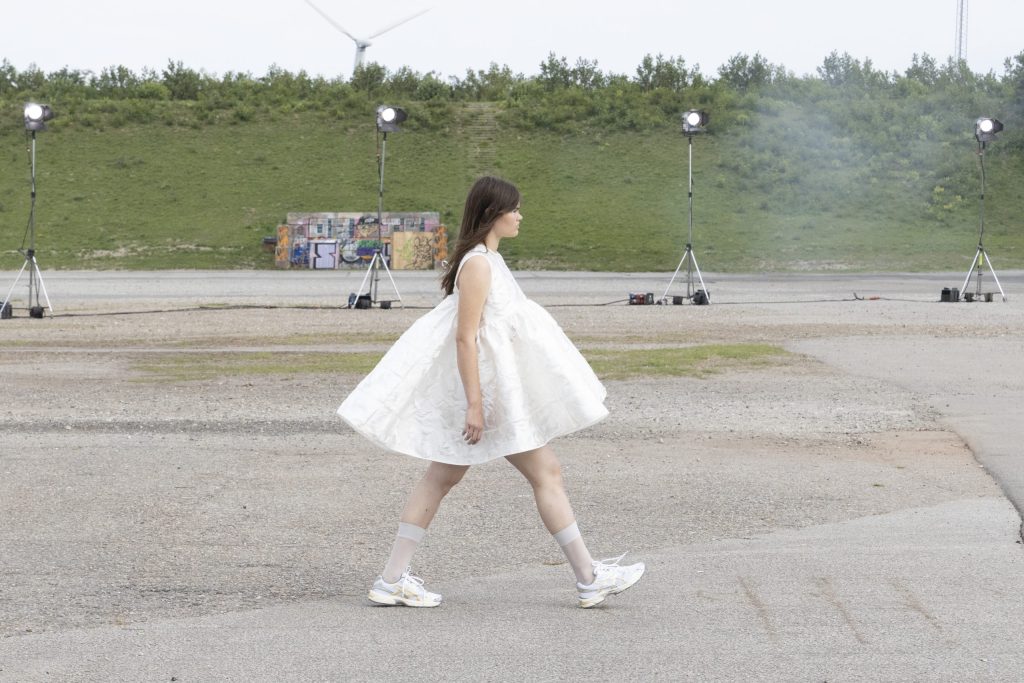 ANDR6364 scaled e1766084994601 - Cecilie Bahnsen, 10 ani de poezie vestimentara