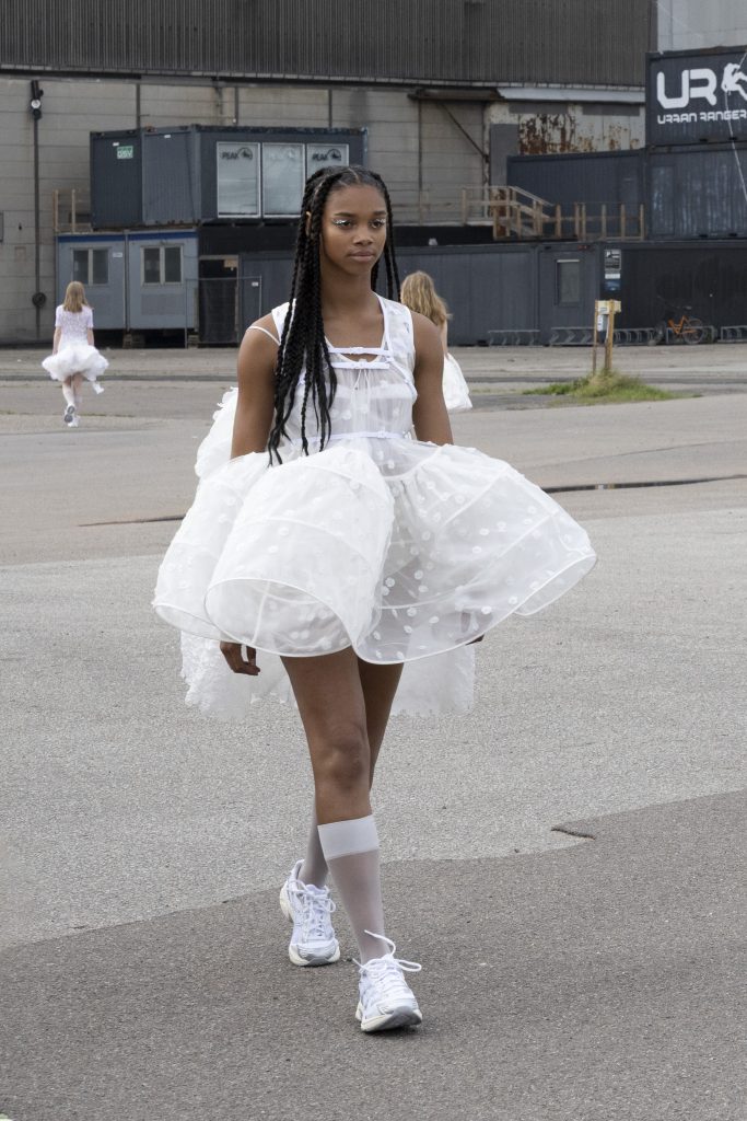 ANDR6424 - Cecilie Bahnsen, 10 ani de poezie vestimentara