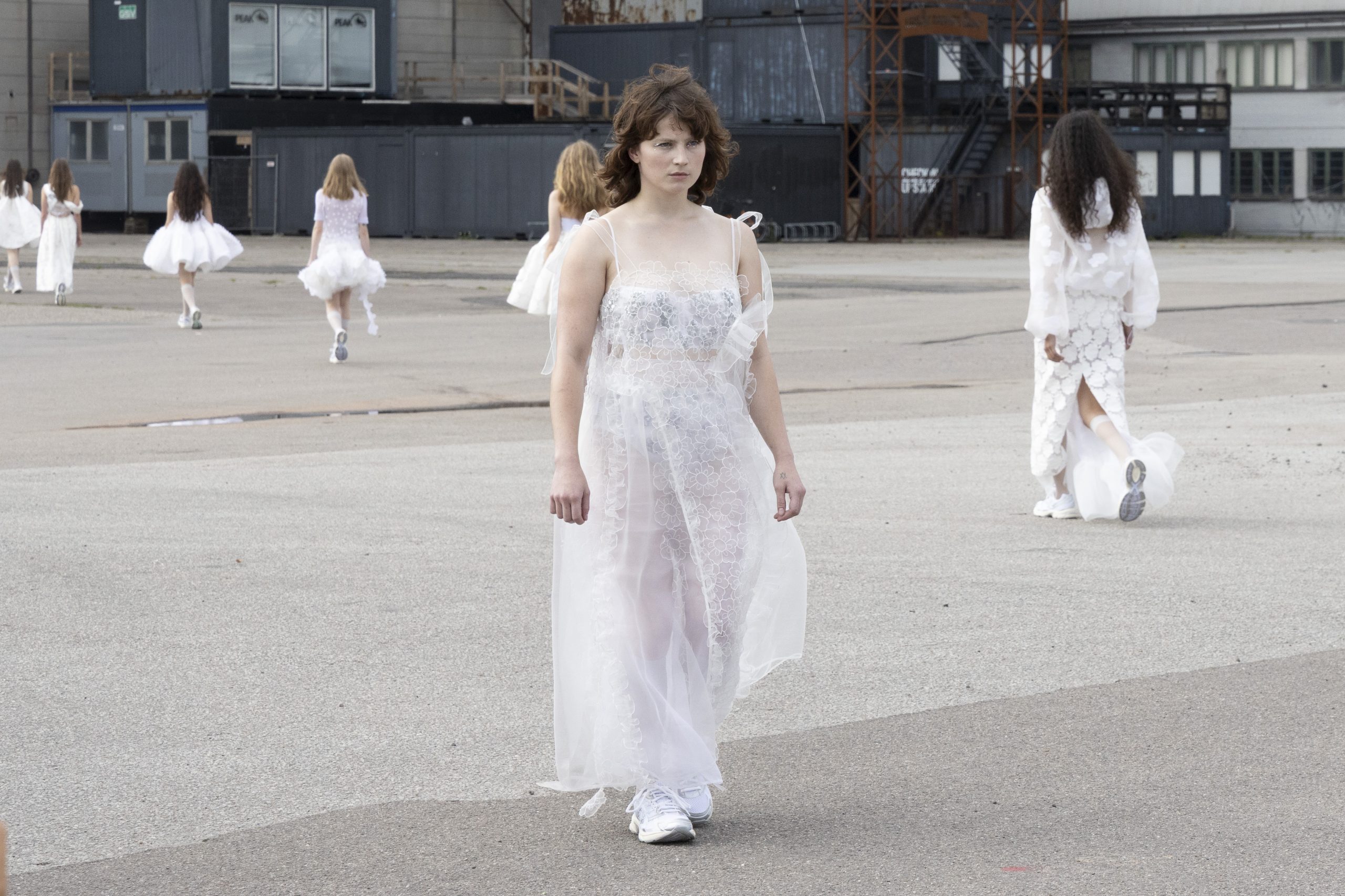 ANDR6658 scaled - Cecilie Bahnsen, 10 ani de poezie vestimentara