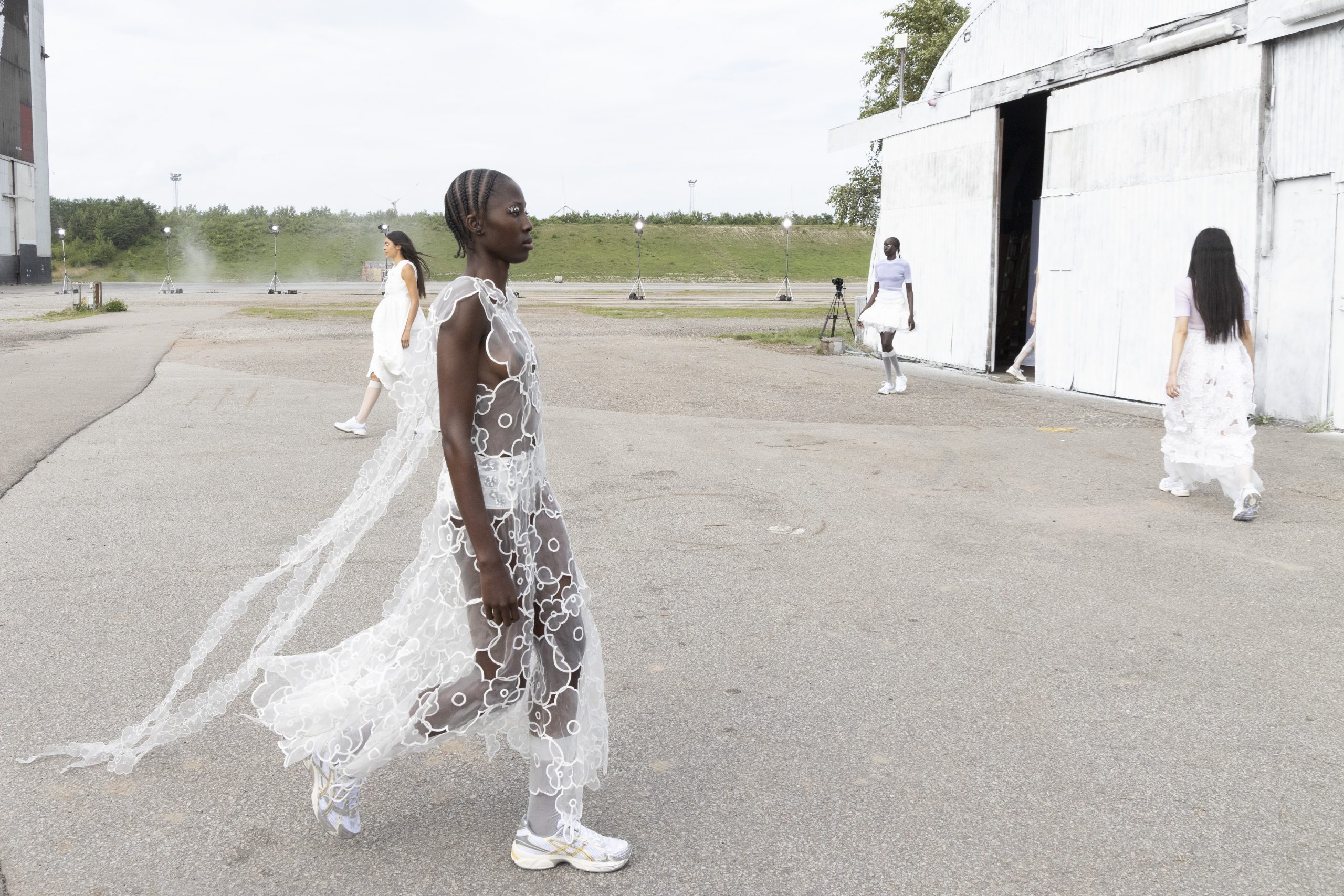 ANDR6668 scaled - Cecilie Bahnsen, 10 ani de poezie vestimentara