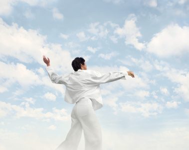 Pantone Cloud Dancer culoarea anului 2026 - Cloud Dancer. De ce este o nuanta de alb culoarea anului 2026.