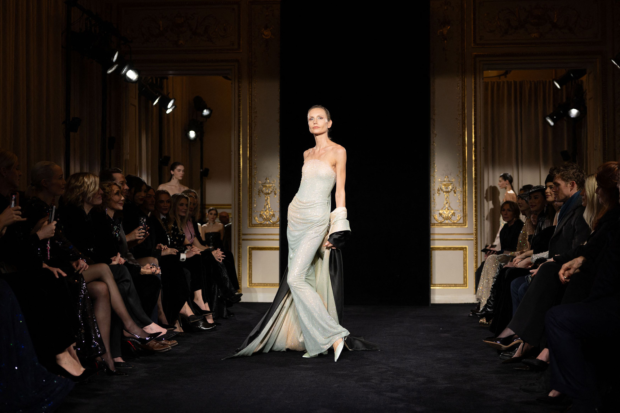 De pe catwalk pe covorul rosu 7 rochii din colectiile haute couture pentru primavara vara 2026 Giorgio Armani Prive 1 - De pe catwalk pe covorul rosu. 7 rochii din colectiile haute couture pentru primavara-vara 2026.