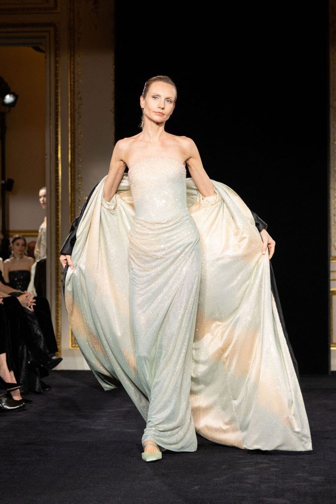 De pe catwalk pe covorul rosu 7 rochii din colectiile haute couture pentru primavara vara 2026 Giorgio Armani Prive - De pe catwalk pe covorul rosu. 7 rochii din colectiile haute couture pentru primavara-vara 2026.