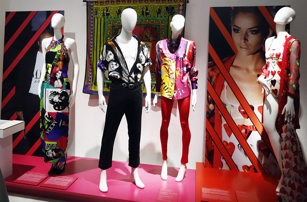 Istoria Modei Anii 80 Versace - Istoria modei din Antichitate pana in prezent