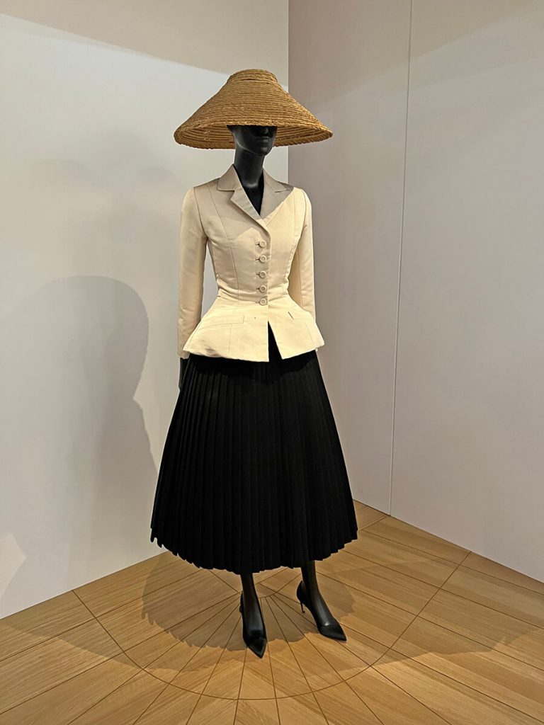 Istoria Modei tinuta New Look Magazinul Dior de pe Avenue Montaigne Dior Wonderland - Istoria modei din Antichitate pana in prezent