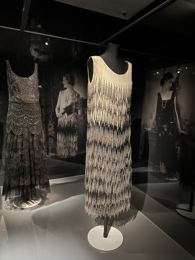 Istoria modei din antichitate pana in prezent Tinute din expozitia Coco Chanels Roaring Twenties - Istoria modei din Antichitate pana in prezent