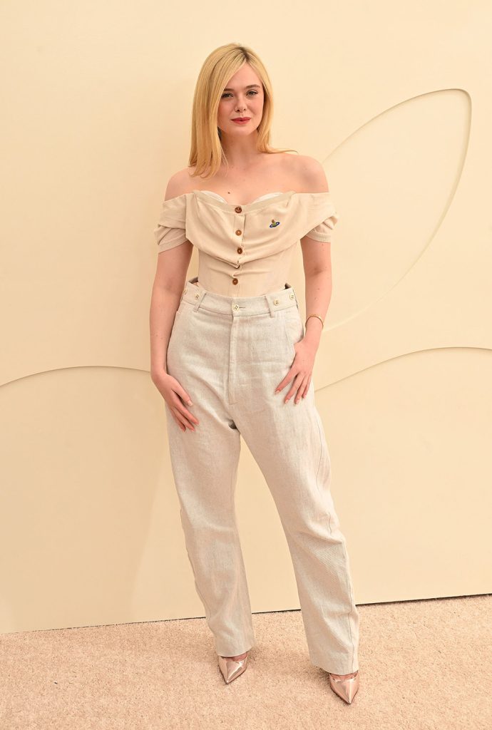 Pantaloni lejeri drepti sau barrel un top interesant si pantofi cu varf ascutit Elle Fanning - Cool & Chic: Pantaloni lejeri, drepti sau barrel, un top interesant si pantofi cu varf ascutit