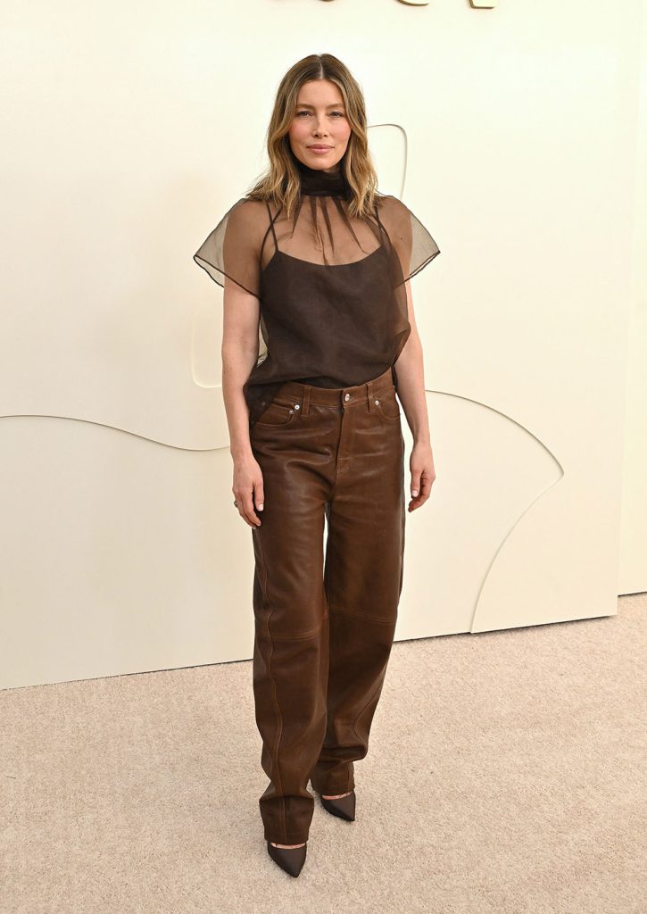 Pantaloni lejeri drepti sau barrel un top interesant si pantofi cu varf ascutit Jessica Biel - Cool & Chic: Pantaloni lejeri, drepti sau barrel, un top interesant si pantofi cu varf ascutit