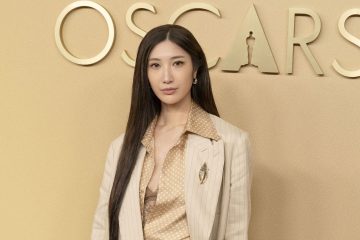 hot trend brosa la reverul sacoului 3 - O brosa prinsa pe reverul sacoului