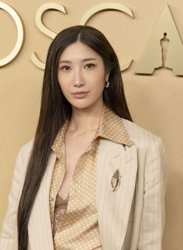 hot trend brosa la reverul sacoului 3 - O brosa prinsa pe reverul sacoului