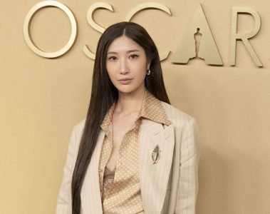 hot trend brosa la reverul sacoului 3 - O brosa prinsa pe reverul sacoului