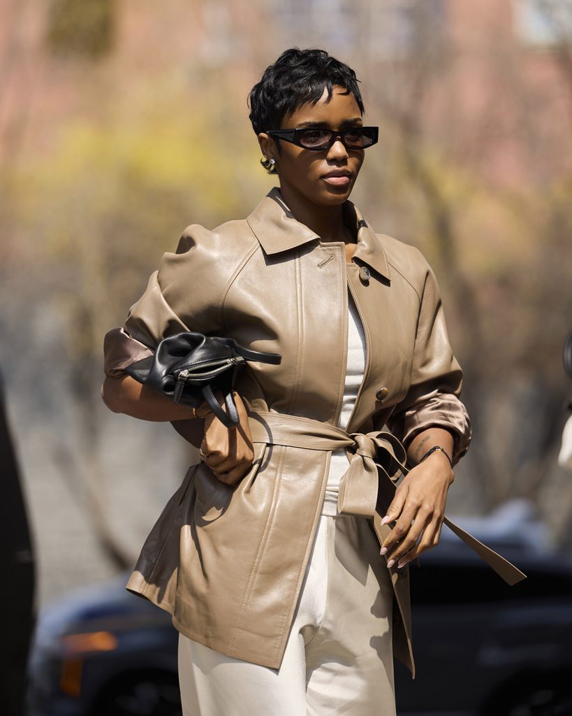 COS SS26 ARRIVALS EVA APIO - Show-ul COS SS 2026 de la Seul, inspiratie de pe podium si din public