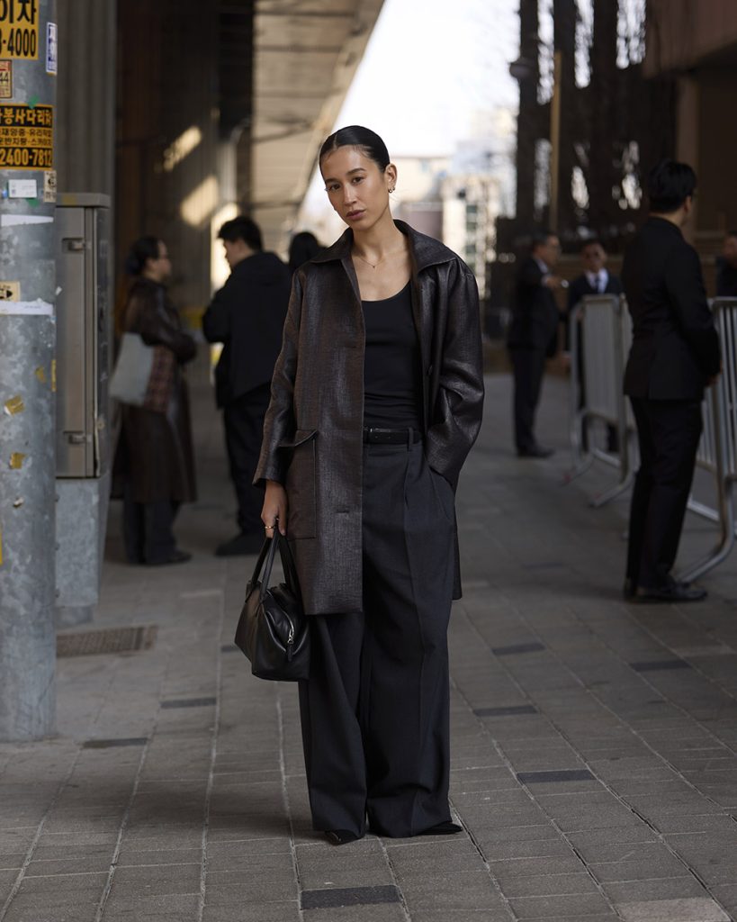 COS SS26 ARRIVALS MOYA MAWHINNEY - Show-ul COS SS 2026 de la Seul, inspiratie de pe podium si din public