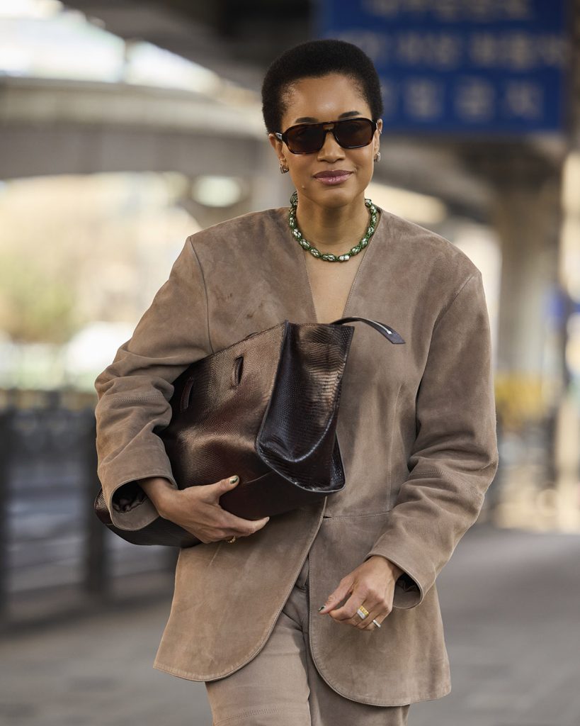 COS SS26 ARRIVALS TAMU MCPHERSON - Show-ul COS SS 2026 de la Seul, inspiratie de pe podium si din public