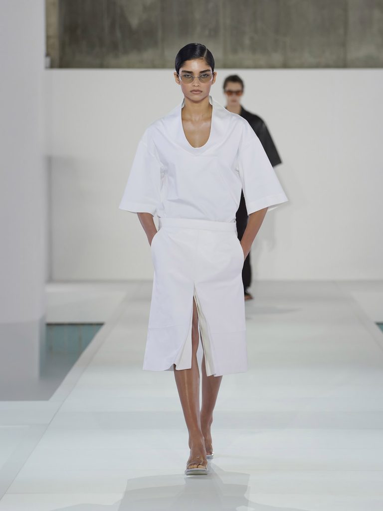 COS SS26 LOOK 01 - Show-ul COS SS 2026 de la Seul, inspiratie de pe podium si din public