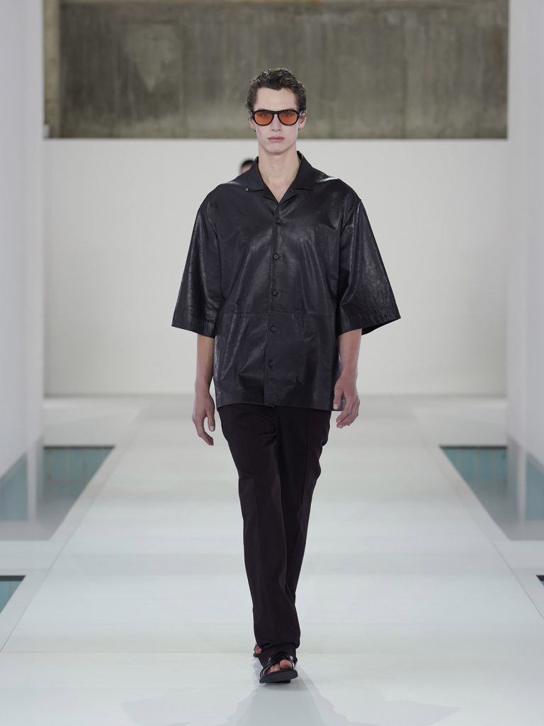COS SS26 LOOK 02 - Show-ul COS SS 2026 de la Seul, inspiratie de pe podium si din public