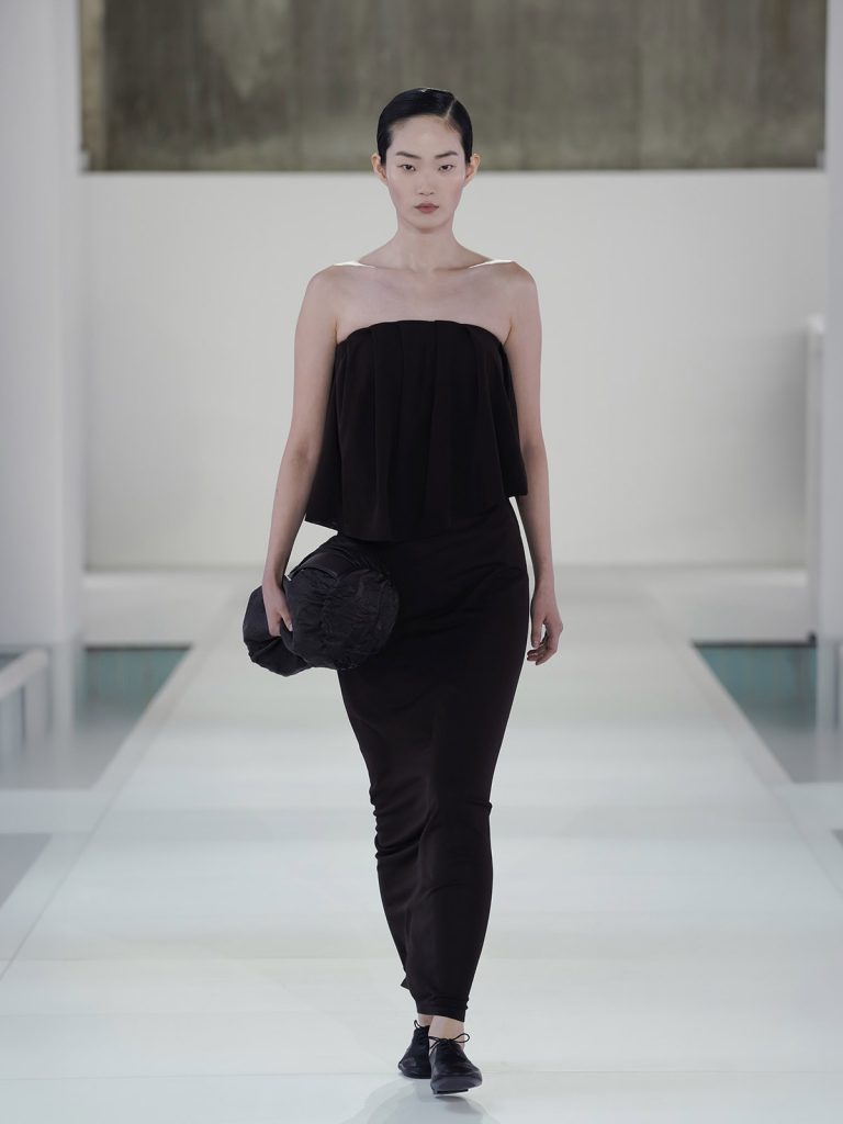 COS SS26 LOOK 24 - Show-ul COS SS 2026 de la Seul, inspiratie de pe podium si din public
