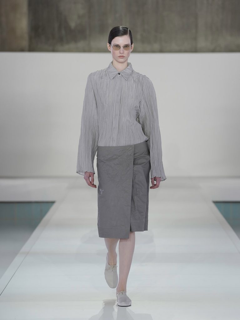 COS SS26 LOOK 38 - Show-ul COS SS 2026 de la Seul, inspiratie de pe podium si din public