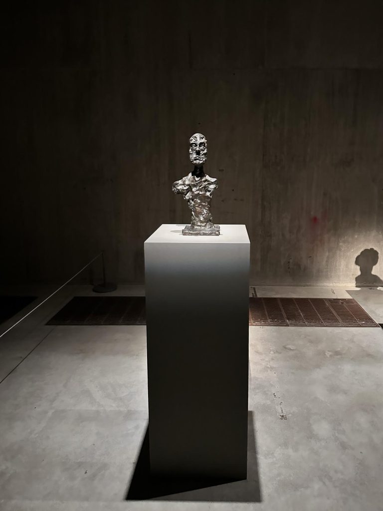 Expozitie Tate Modern Londra Aberto Giacometti 3 - Sculpturile lui Alberto Giacometti. Un contrast intre umbre tangibile si intangibile.