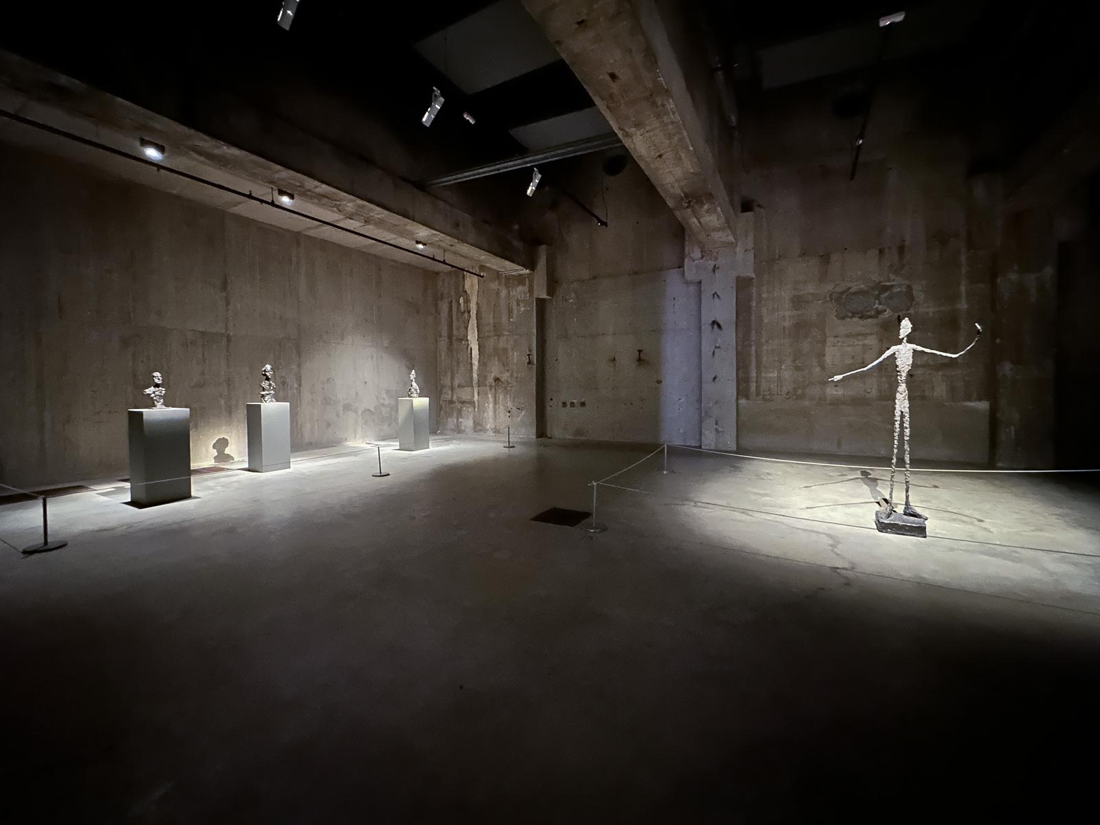 Expozitie Tate Modern Londra Aberto Giacometti 4 - Sculpturile lui Alberto Giacometti. Un contrast intre umbre tangibile si intangibile.