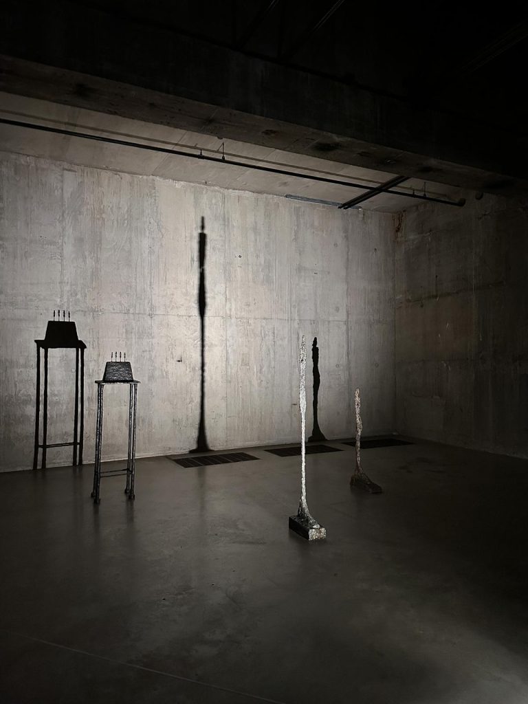 Expozitie Tate Modern Londra Aberto Giacometti 6 - Sculpturile lui Alberto Giacometti. Un contrast intre umbre tangibile si intangibile.