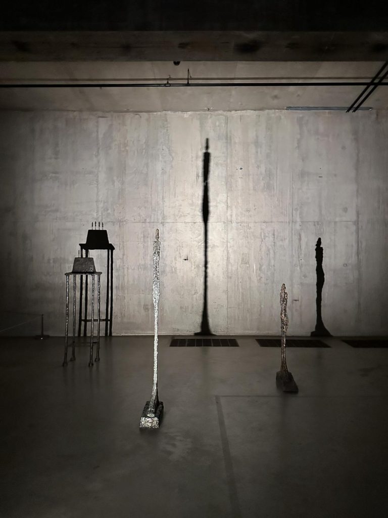 Expozitie Tate Modern Londra Aberto Giacometti 8 - Sculpturile lui Alberto Giacometti. Un contrast intre umbre tangibile si intangibile.
