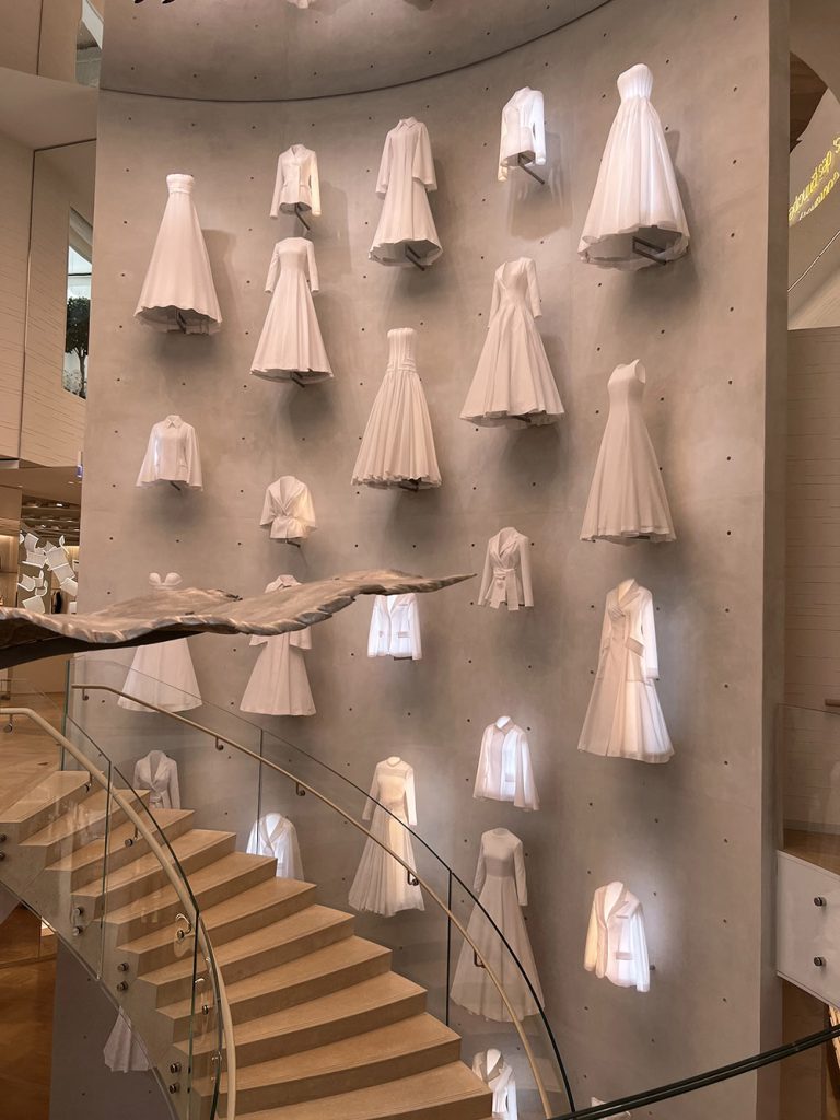 Moda anilor 50 La Galerie Dior 1 - Moda anilor '50 – Istorie, caracteristici si designeri