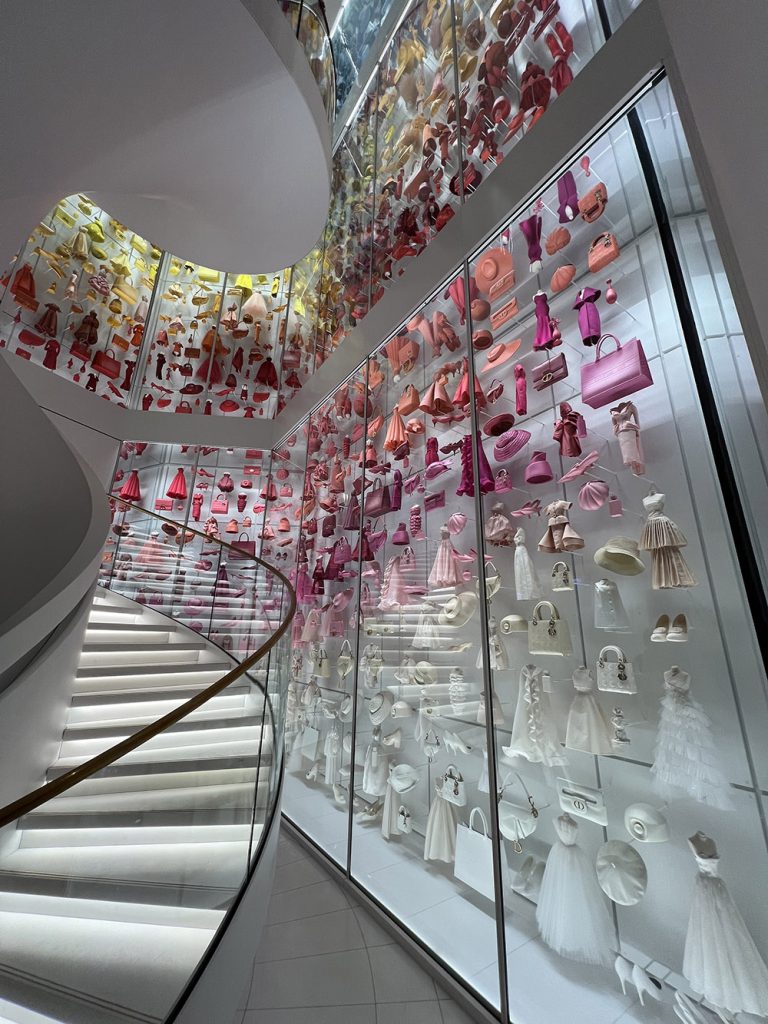 Moda anilor 50 La Galerie Dior - Moda anilor '50 – Istorie, caracteristici si designeri