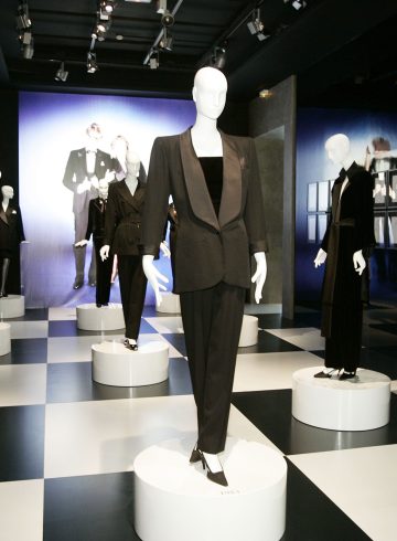 Moda anilor 60 Le smoking costumul de inspiratie masculina creat de Yves Saint Laurent - Moda anilor '60 – Istorie, caracteristici si designeri