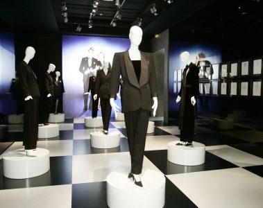 Moda anilor 60 Le smoking costumul de inspiratie masculina creat de Yves Saint Laurent - Moda anilor '60 – Istorie, caracteristici si designeri