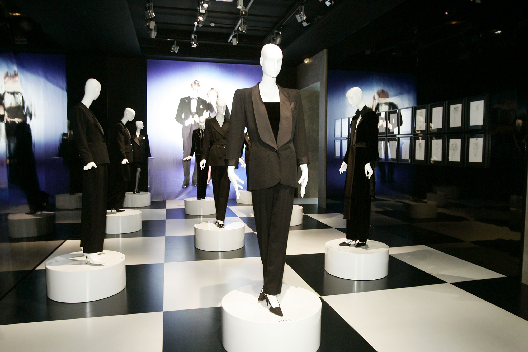 Moda anilor 60 Le smoking costumul de inspiratie masculina creat de Yves Saint Laurent - Moda anilor '60 – Istorie, caracteristici si designeri