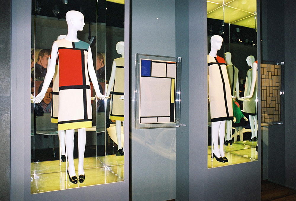 Rochii create de Yves Saint Laurent, ca omagiu pentru Piet Mondrian
