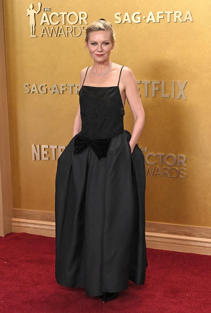 Rochia neagra in interpretari care se distanteaza de stilul ei clasic Kirsten Dunst - Rochia neagra, in interpretari care se distanteaza de stilul clasic