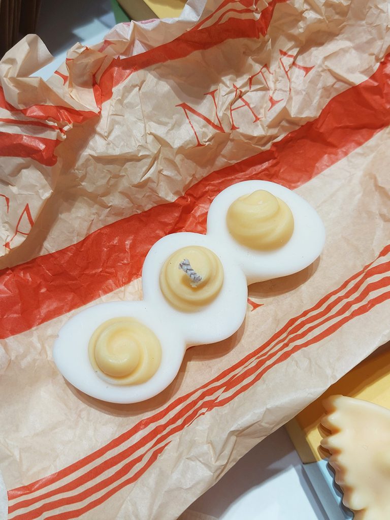 Lumanare in forma de ou umplut de la Nata