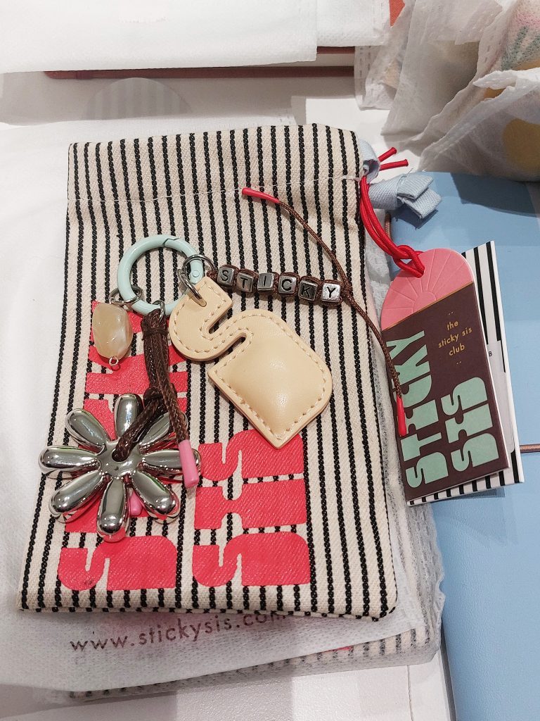 Breloc colorat Sticky Sis