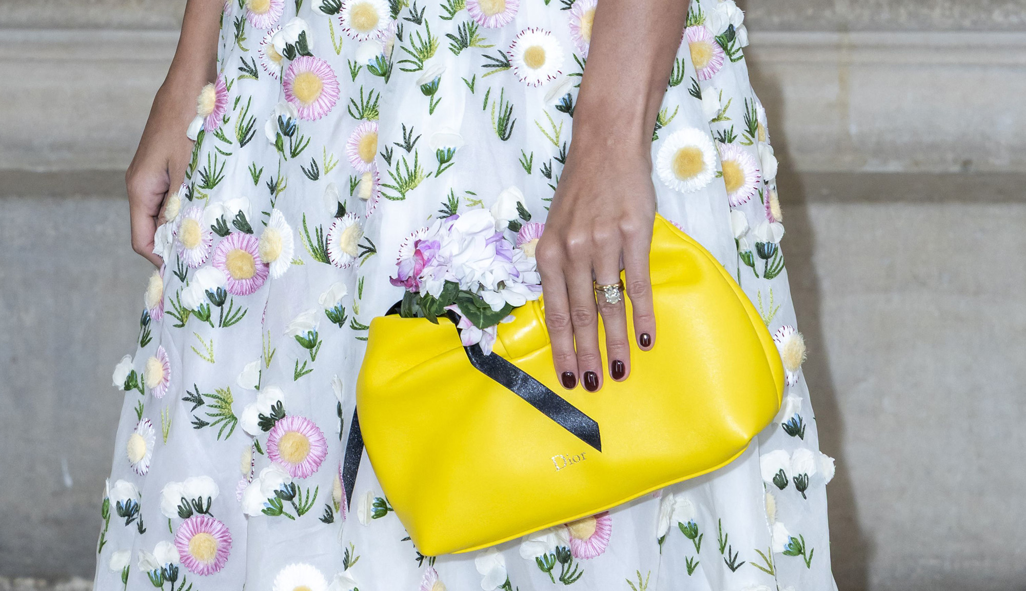 dior bow bag o geanta lansata de Jonathan Anderson pentru primavara vara 2026 3 1 - Dior Bow Bag. O geanta in care e loc si pentru trecut, si pentru prezent.