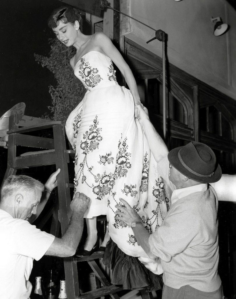 moda anilor 50 audrey hepburn rochie givenchy 3 - Moda anilor '50 – Istorie, caracteristici si designeri