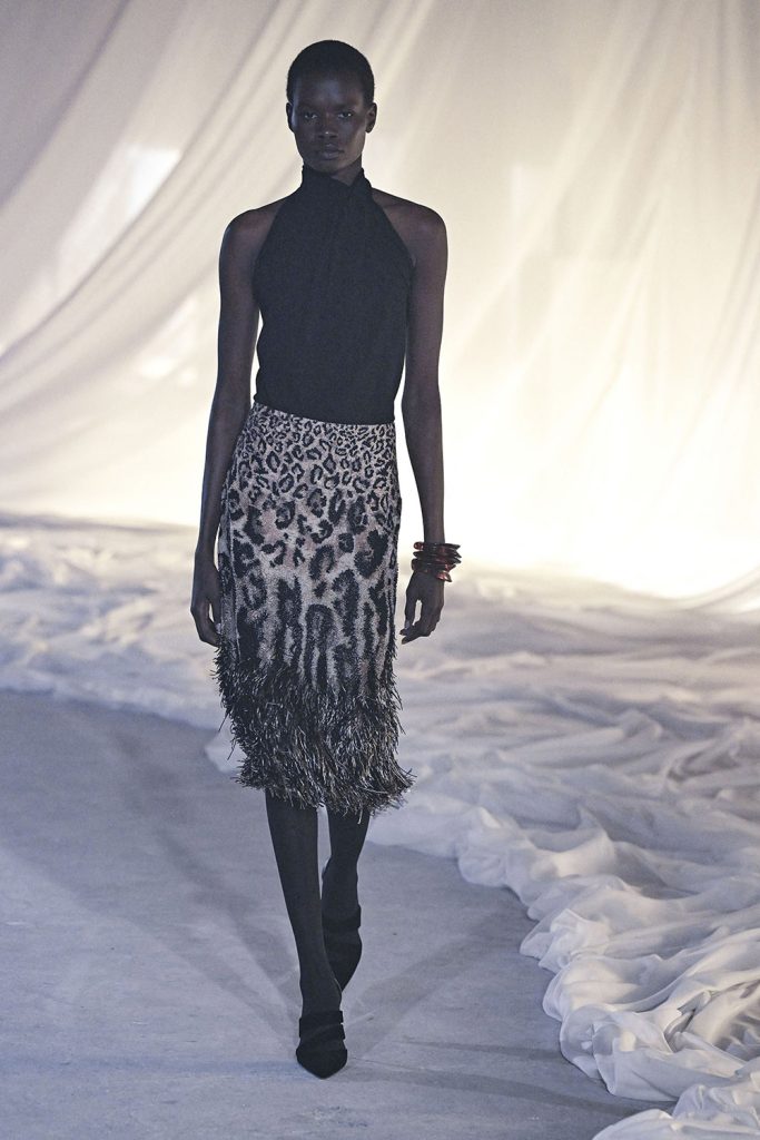 Topmodel pe podiumul Balmain toamna-iarna 2026